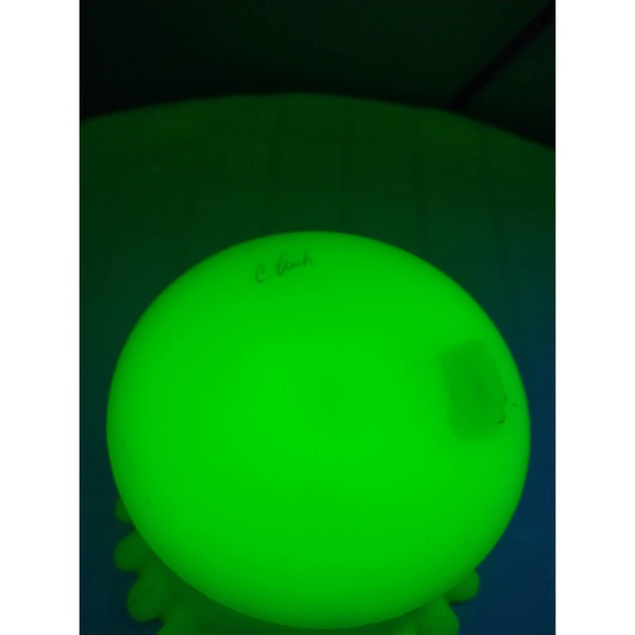 Fenton custard glass flowered compote, hand painted by C. Ash - Picture 3 of 8